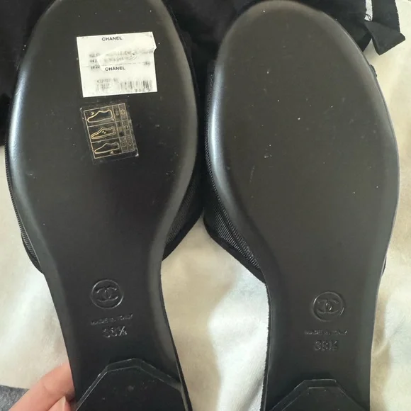 CHANEL Black Flats Minimalist Design - Picture 5 of 5